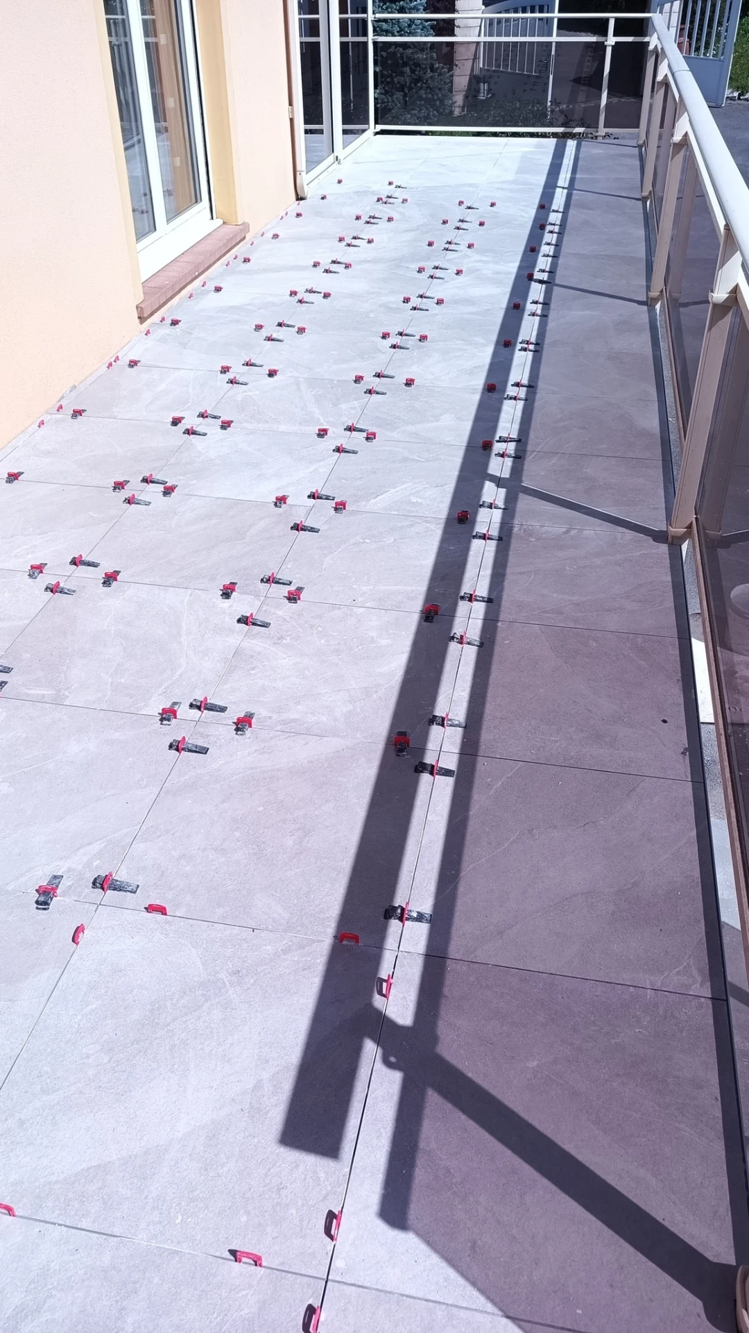 Aménagement de terrasse en carrelage extérieur par NG Carrelage à Millau