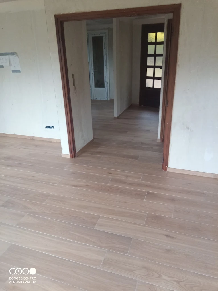 Carrelage intérieur effet parquet posé par NG Carrelage à Millau