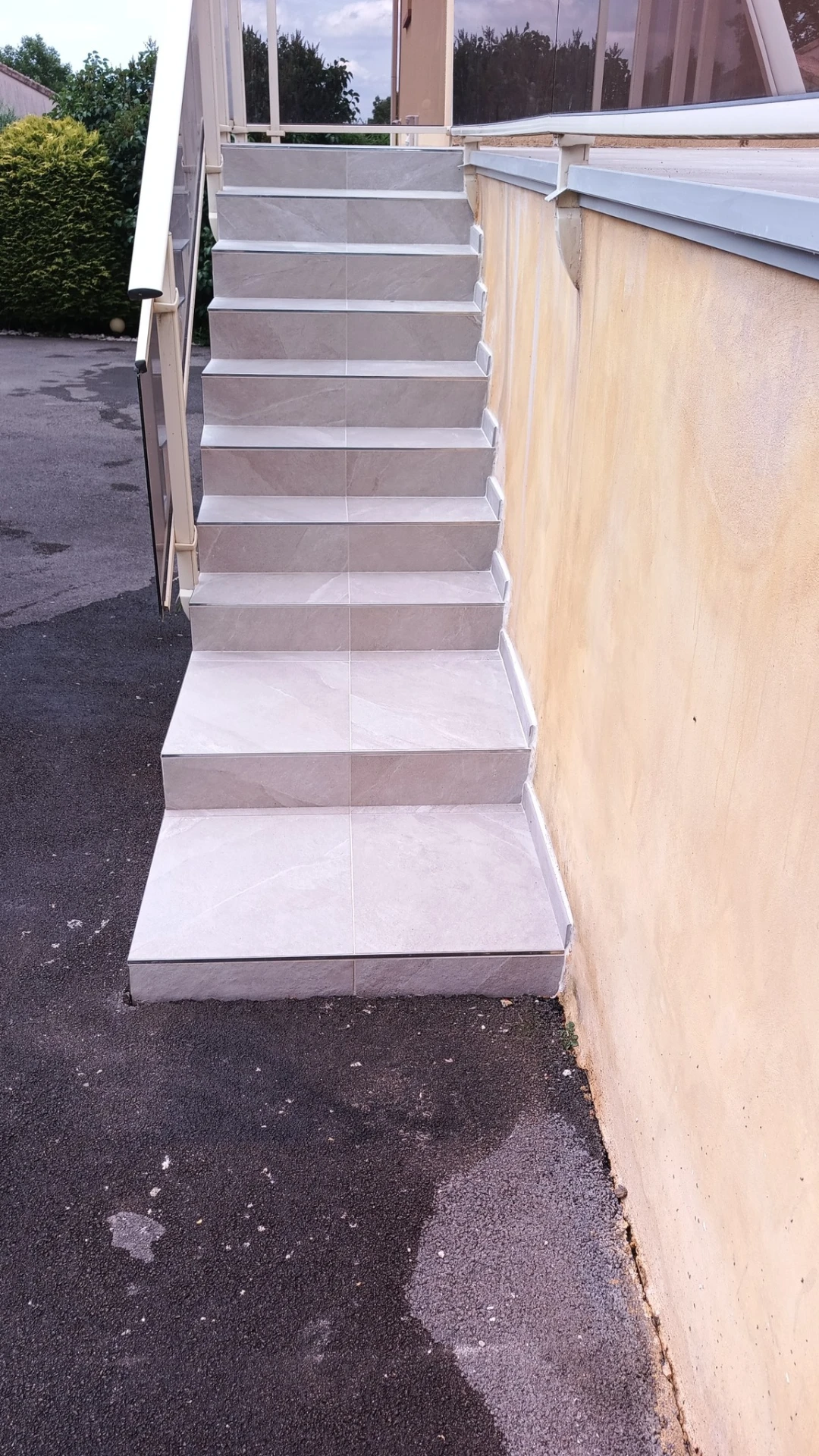 Pose de carrelage sur escalier extérieur par NG Carrelage à Millau