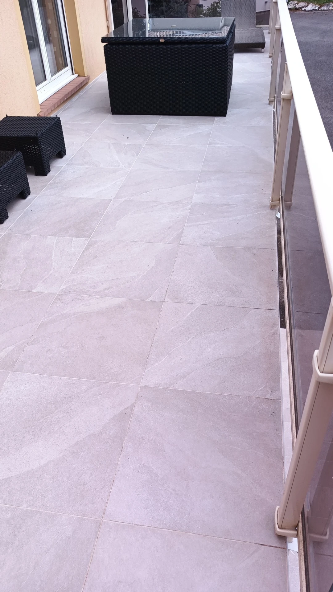 Terrasse en carrelage extérieur réalisée par NG Carrelage à Millau