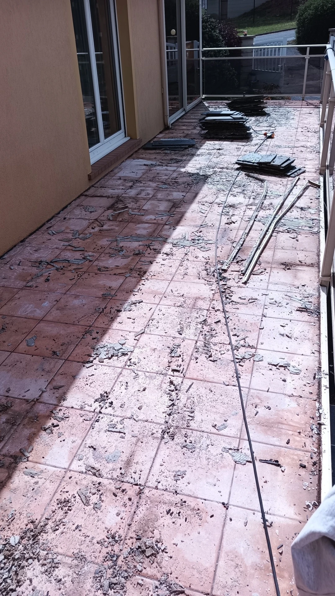 Terrasse carrelée réalisée par NG Carrelage autour de Millau