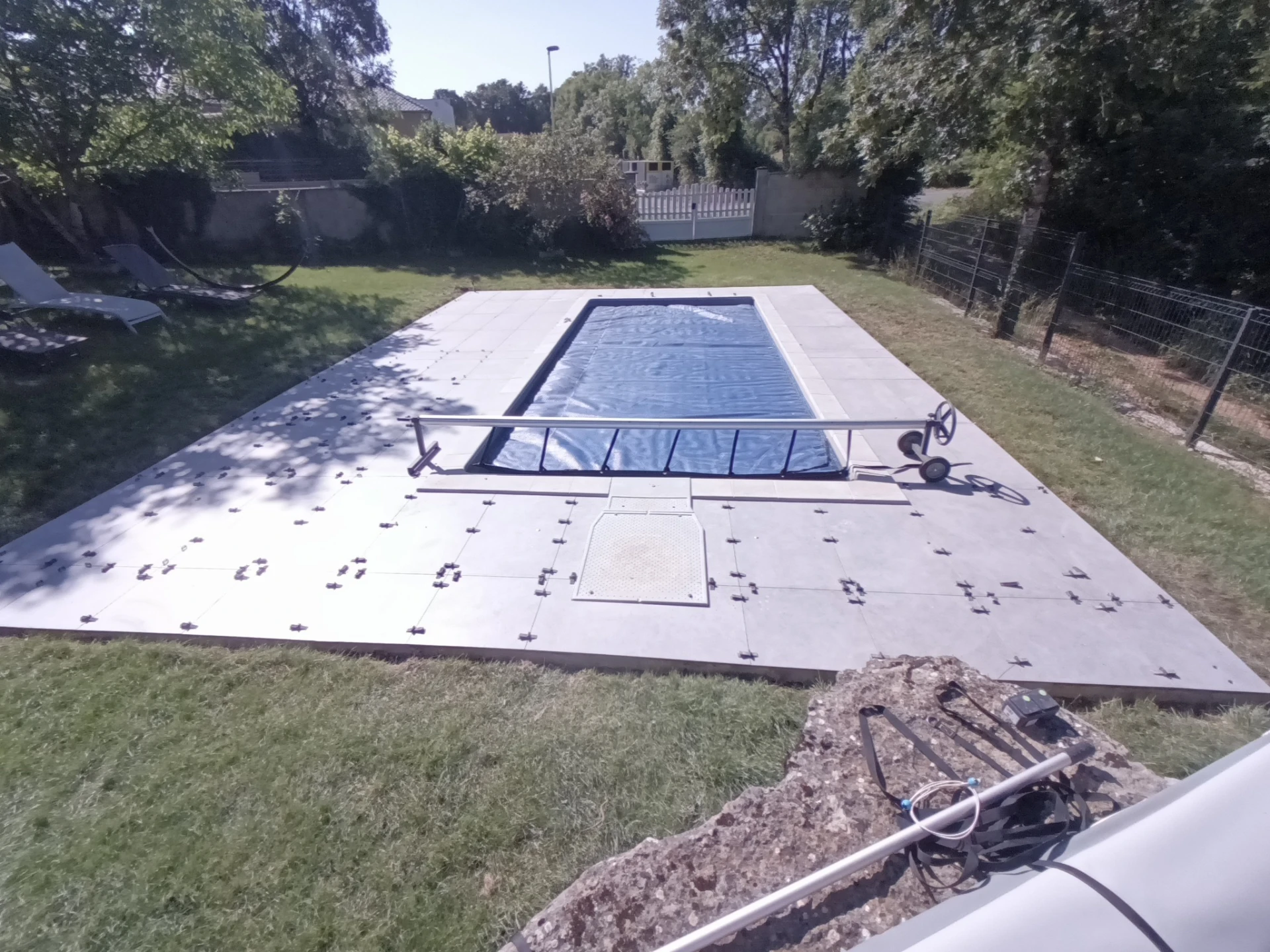 Contour de piscine en carrelage réalisé par NG Carrelage à Millau