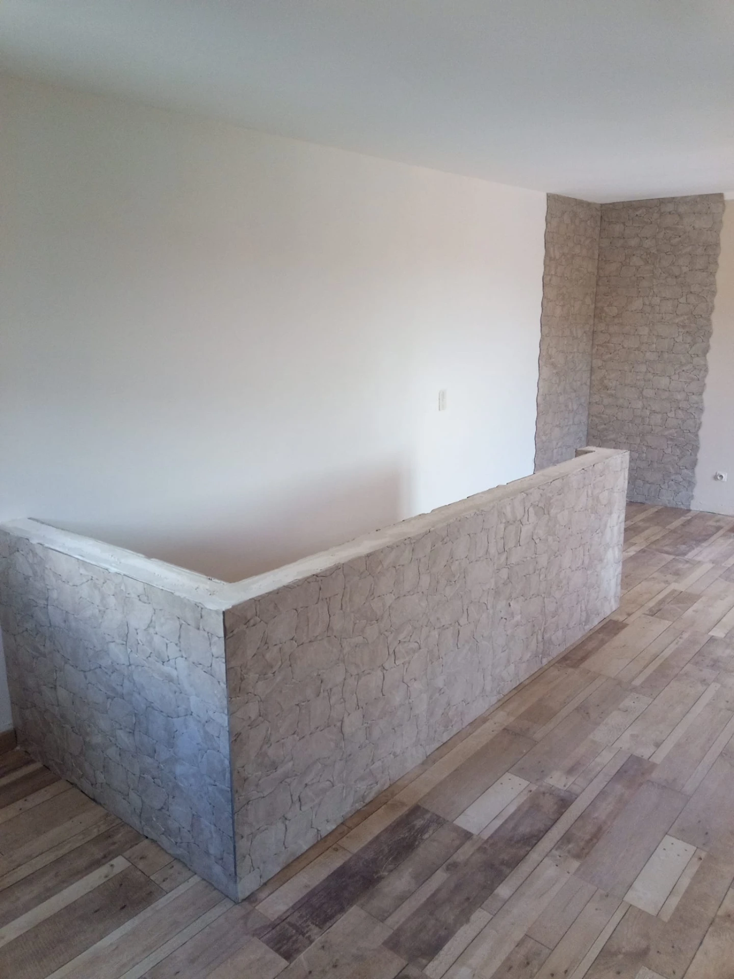 Parement décoratif intérieur réalisé par NG Carrelage à Millau