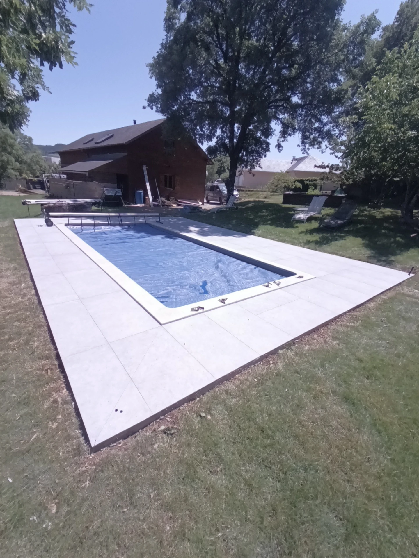 Carrelage autour de piscine réalisé par NG Carrelage à Millau