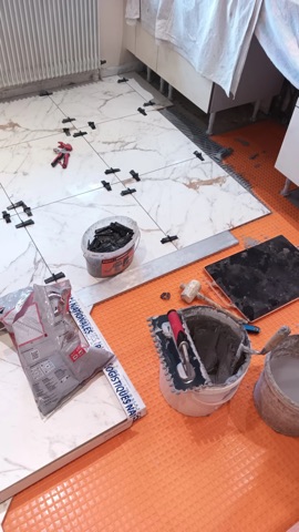 Pose de carrelage dans une cuisine par NG Carrelage à Millau
