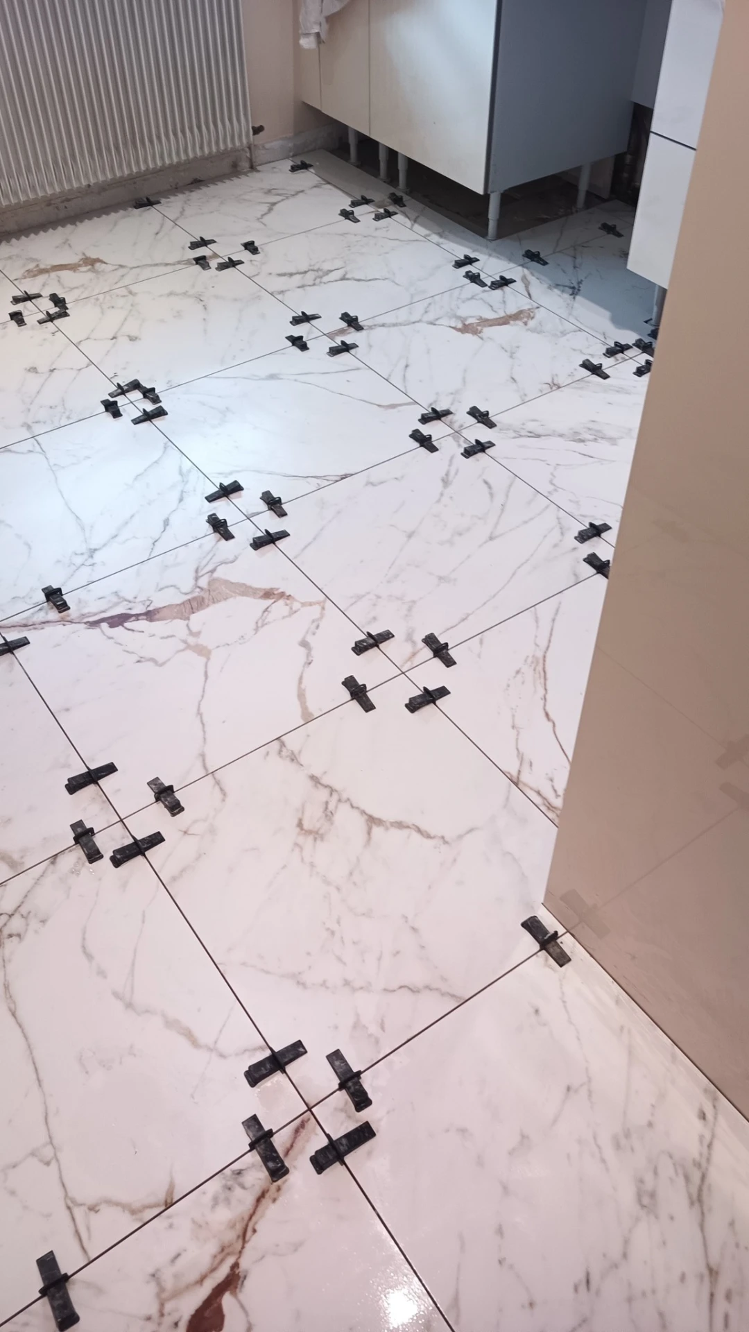 Sol de cuisine moderne en carrelage réalisé par NG Carrelage à Millau
