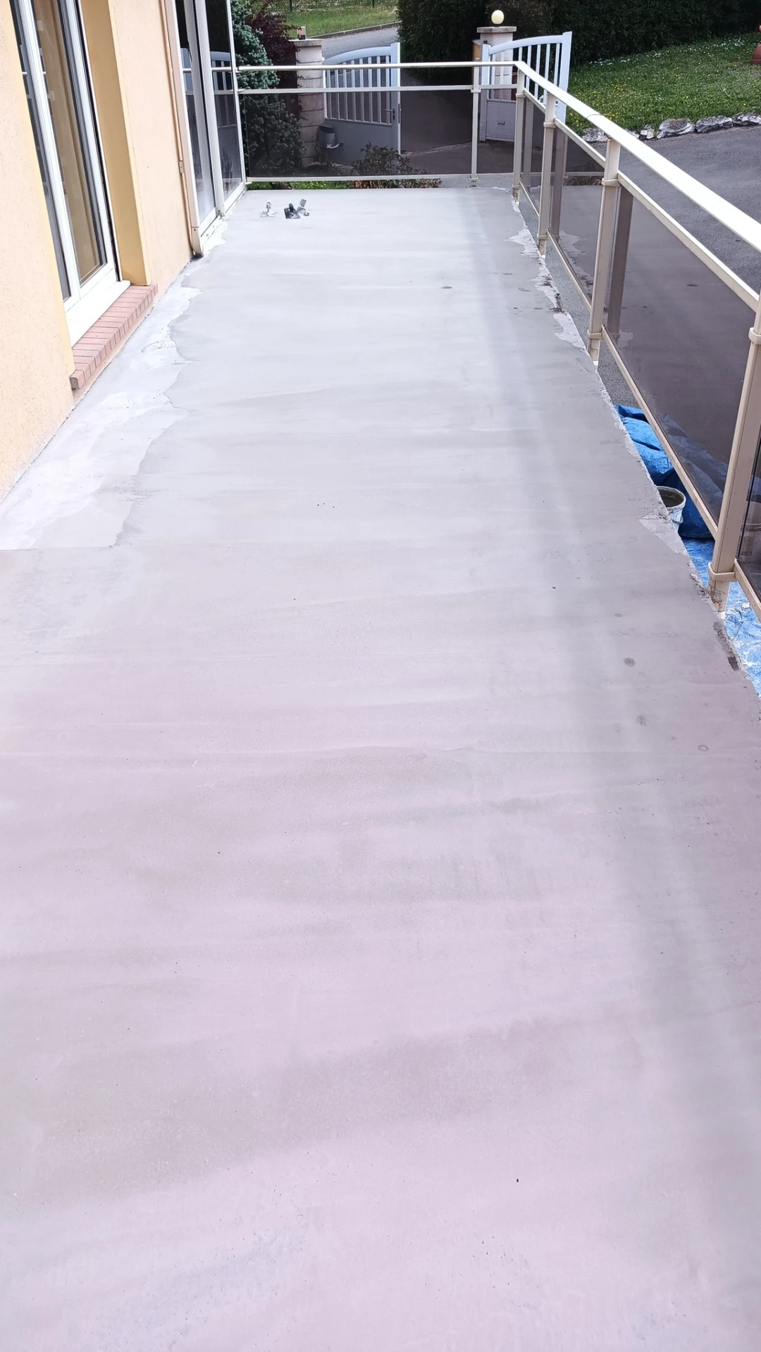 Rénovation de terrasse en carrelage réalisée par NG Carrelage à Millau